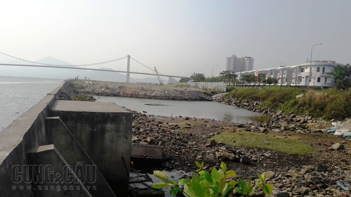 Dự án có quy mô khá lớn này nằm ở vị trí đắc địa cuối sông Hàn, giáp với Vịnh Đà Nẵng, được xem là mảnh đất Kim Cương của giới bất động sản.