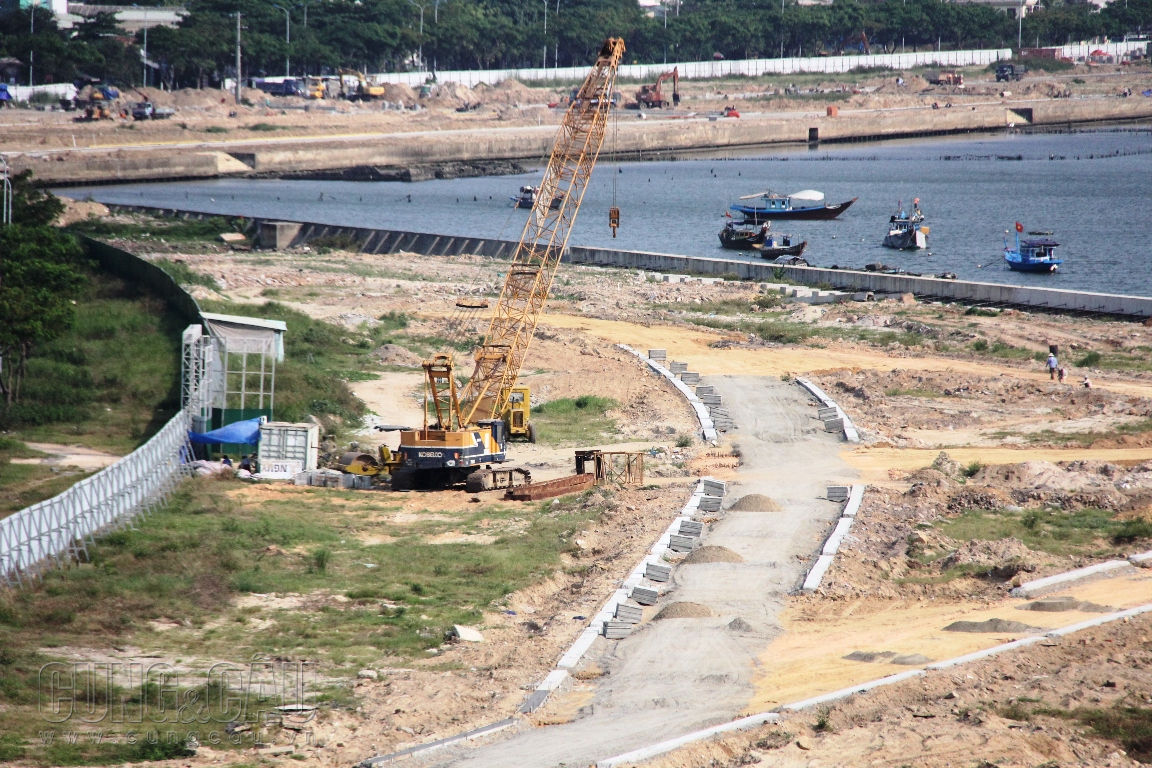 Bên trong dự án, chủ đầu tư đang xây dựng các tuyến đường. Việc xây dựng hai khối tháp cao từ 16-33 tầng ở khu vực này đang dấy lên nhiều lo ngại phá vỡ cảnh quan hai bên bờ sông Hàn.