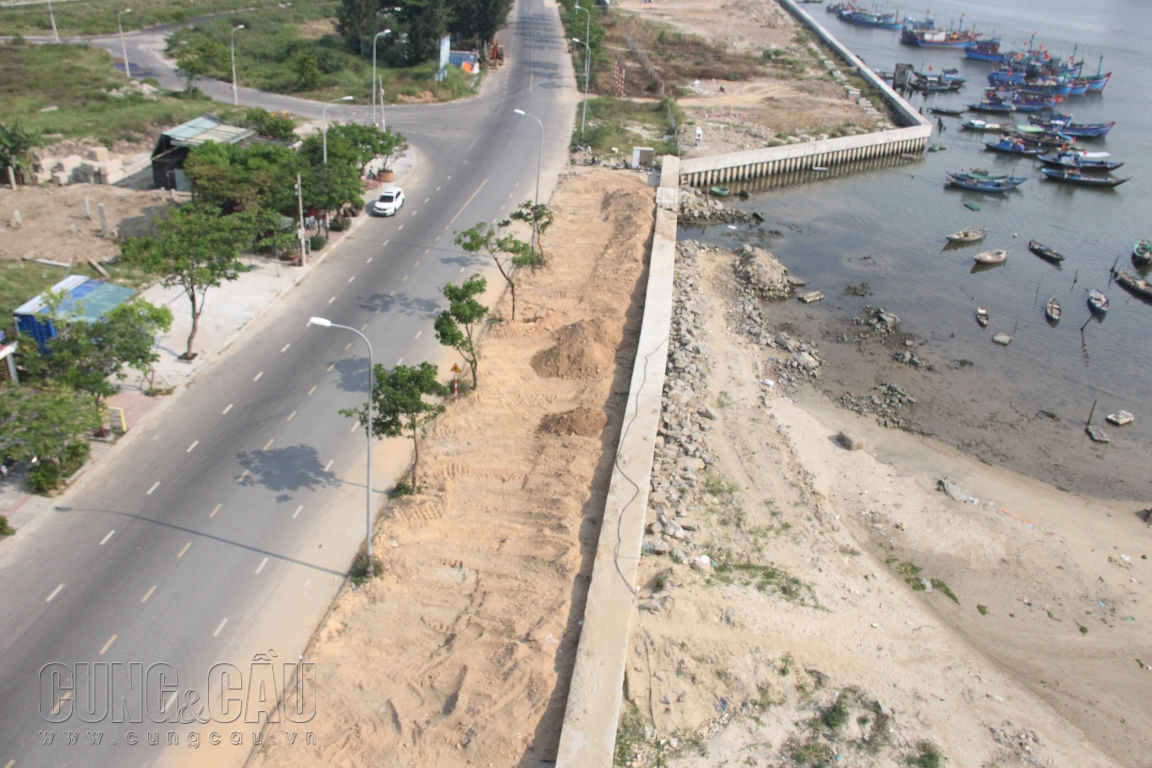 Tuyến đê, kè Mân Quang đang được Đà Nẵng xây dựng chạy bao quanh dự án lấn sông quy mô lớn này.