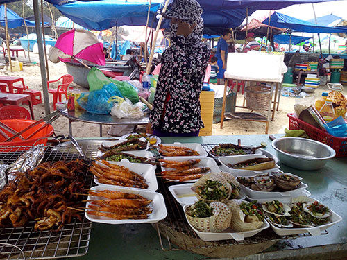 Khám phá biển Cam Bình với bãi biển đẹp hoang sơ và thỏa thích ăn hải sản