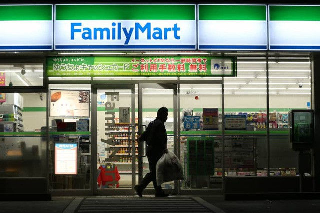 Thiếu nhân lực, chủ cửa hàng tiện lợi ở Nhật Bản cũng phải đứng bán hàng