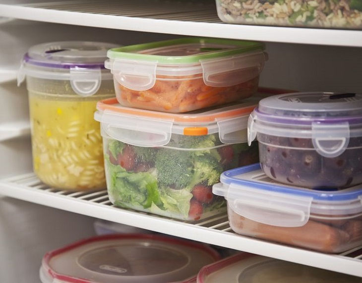 Phân loại thực phẩm đã nấu chín và bảo quản trong ngăn mát tủ lạnh.