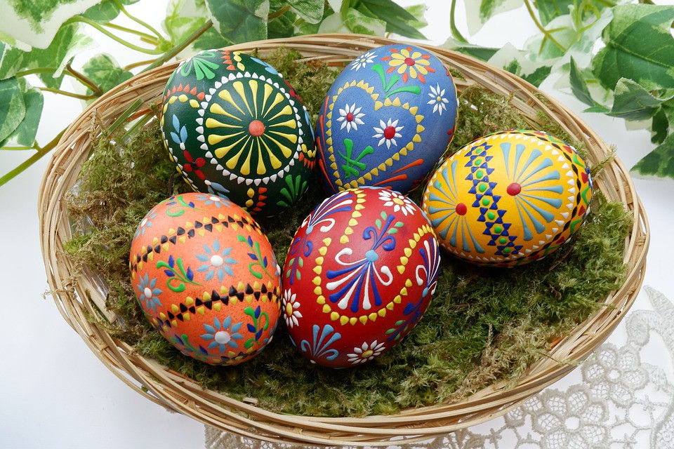 Trứng Phục Sinh được trang trí với nhiều màu sắc và họa tiết đẹp mắt.