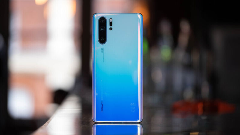   Huawei P30 Pro mệnh danh là một trong những chiếc smartphone có hiệu năng và máy ảnh tuyệt vời. Không chỉ vậy, Huawei P30 Pro còn có một số điểm nổi bật khác, điển hình là viên pin 4.200 mAh - có thể giúp chiếc smartphone này hoạt động trong một ngày rưỡi.  Thêm vào đó, thiết bị còn có thể sạc 70% chỉ trong vòng 30 phút nhờ bộ sạc siêu tốc 40 W, được tích hợp công nghệ sạc nhanh không dây và sạc ngược không dây.  