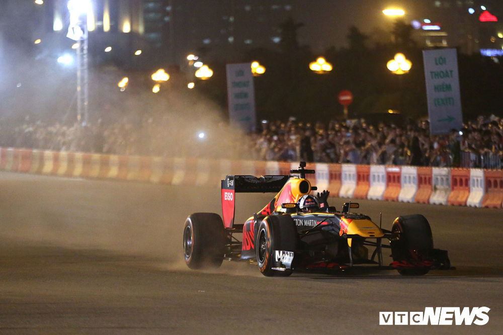Cận cảnh chiếc xe F1 đầu tiên lăn bánh trên đường đua Việt Nam Grand Prix