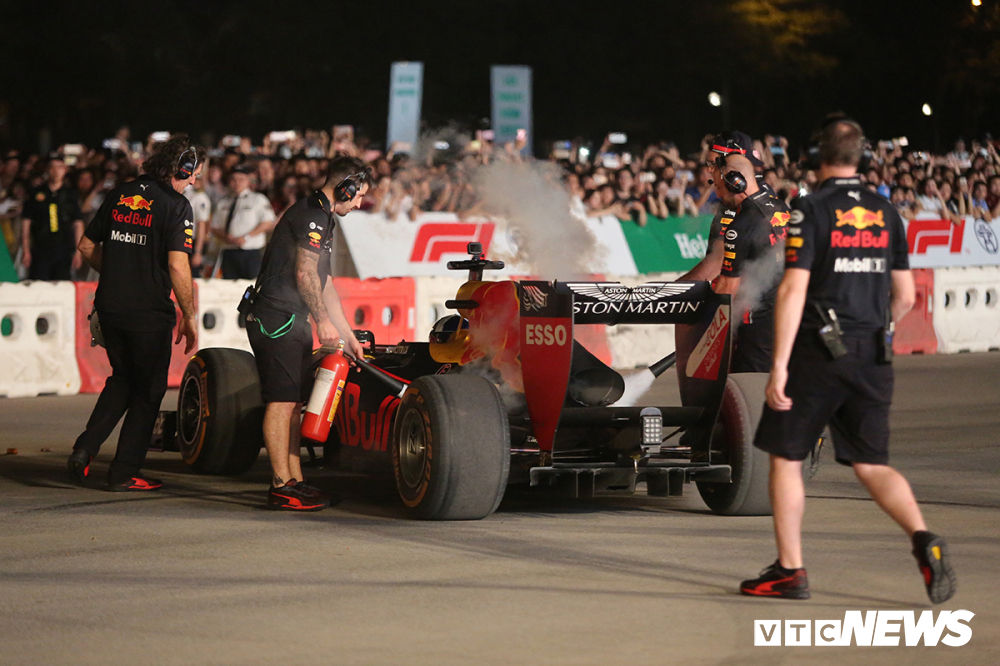 Cận cảnh chiếc xe F1 đầu tiên lăn bánh trên đường đua Việt Nam Grand Prix