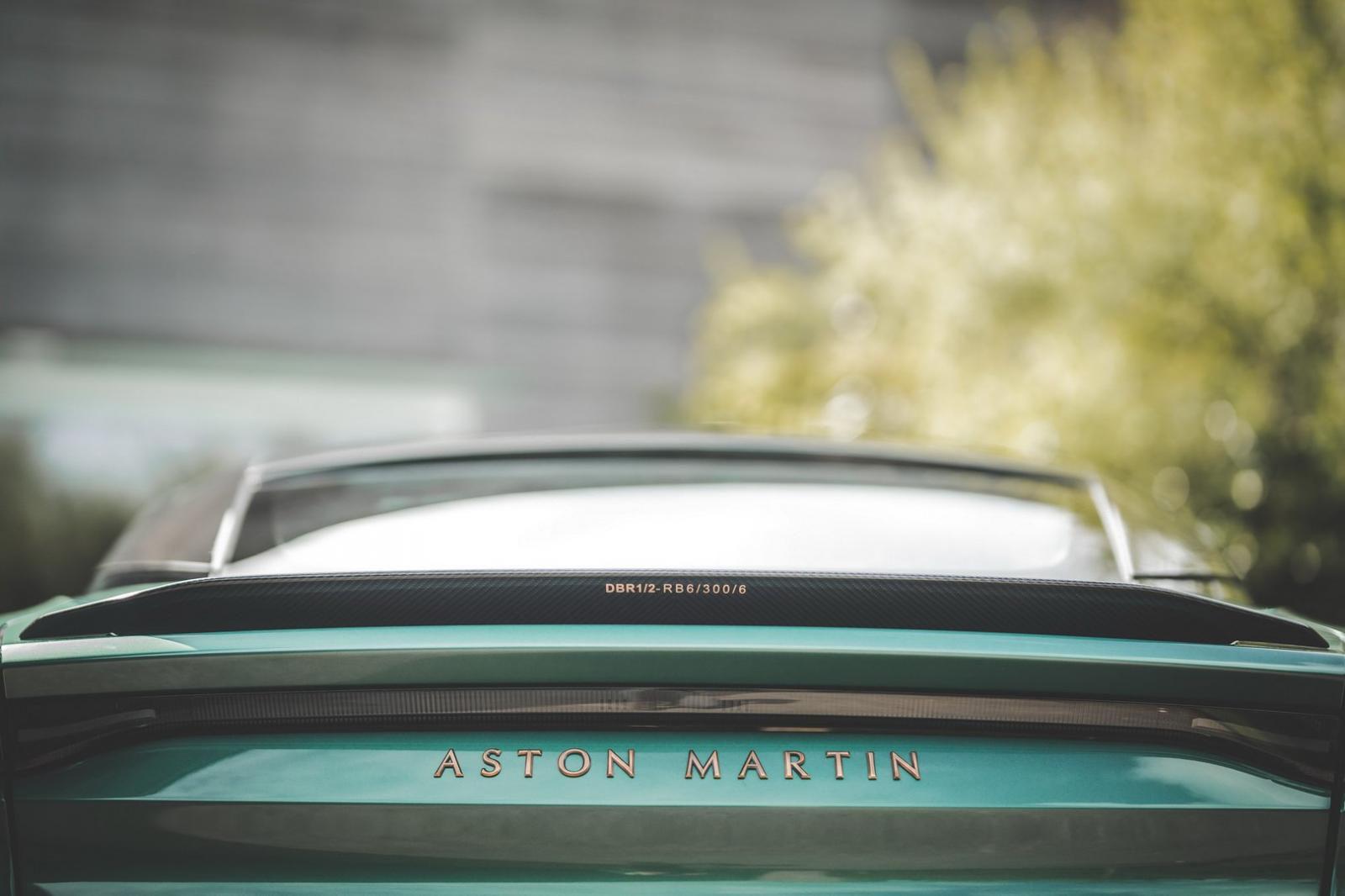 Phía dưới cánh gió đuôi có ký hiệu của xe đua huyền thoại DBR1 và cả dòng chữ Aston Martin hoàn thành màu đồng