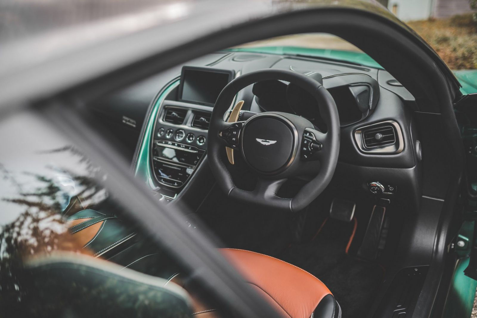 Nội thất của Aston Martin DBS 59 cũng có những điểm nhấn màu xanh lục và màu đồng