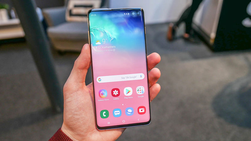 Samsung Galaxy S10  là chiếc flagship mới nhất của Samsung, được trang bị viên pin khủng 4.100 mAh giúp nó có thể hoạt động hơn một ngày. Bên cạnh đó, chiếc smartphone này không chỉ được hỗ trợ sạc có dây và không dây với hiệu suất 15 W mà còn được cung cấp công nghệ sạc ngược không dây.