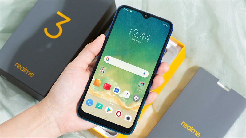   Cuối danh sách này chính là chiếc smartphone của OPPO - Realme 3. Realme 3 cũng là chiếc smartphone có giá rẻ nhưng lại gây ấn tượng khi có một số tính năng nổi trội, điển hình là viên pin 4.230 mAh.  Viên pin trên cho phép Realme 3 hoạt động cả ngày. Bên cạnh đó thiết bị còn được hỗ trợ sạc nhanh hiệu suất 10 W và chỉ có giá gần 4 triệu VND.  Bạn thích chiếc smartphone nào? Hãy để lại comment bên dưới và cho biết ý kiến của bạn nhé.  