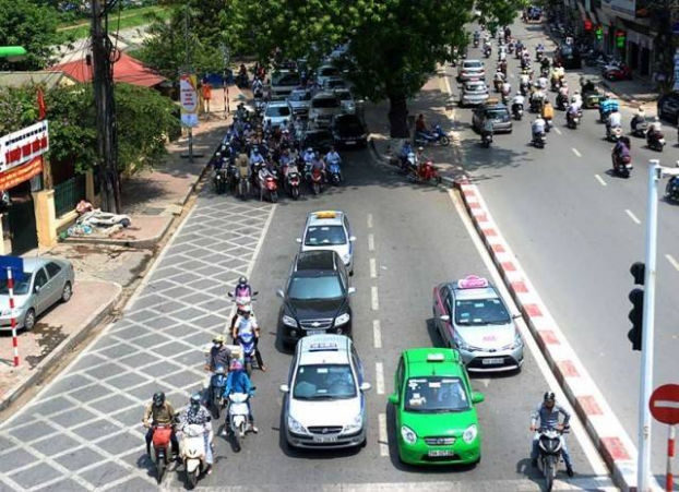 Những ngày nắng nóng mới thấy, người Việt tuân thủ luật giao thông đến lạ
