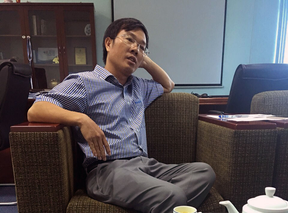   Ông Ngô Xuân Hưng, Phó hiệu Trưởng trường Cao đẳng Dầu khí trả lời phóng viên.  