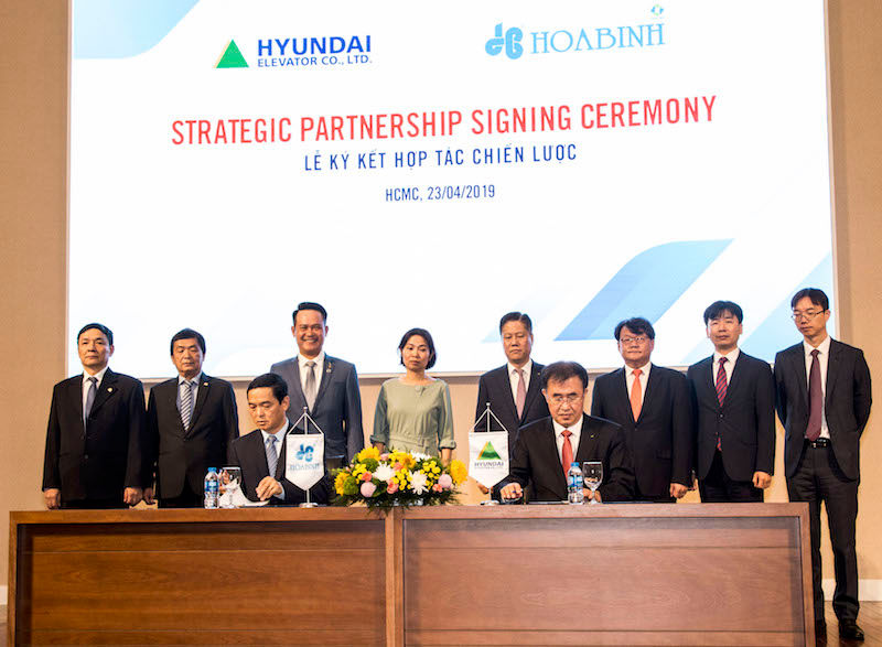 Công ty Cổ phần Tập đoàn Xây dựng Hòa Bình và Hyundai Elevator Co., Ltd. thực hiện nghi thức ký kết hợp tác.