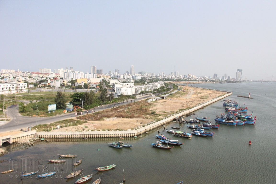 Dự án Marina Complex đã lấn sông Hàn một cách thô bạo, gây ảnh hưởng, tác động xấu đến cảnh quan môi trường.