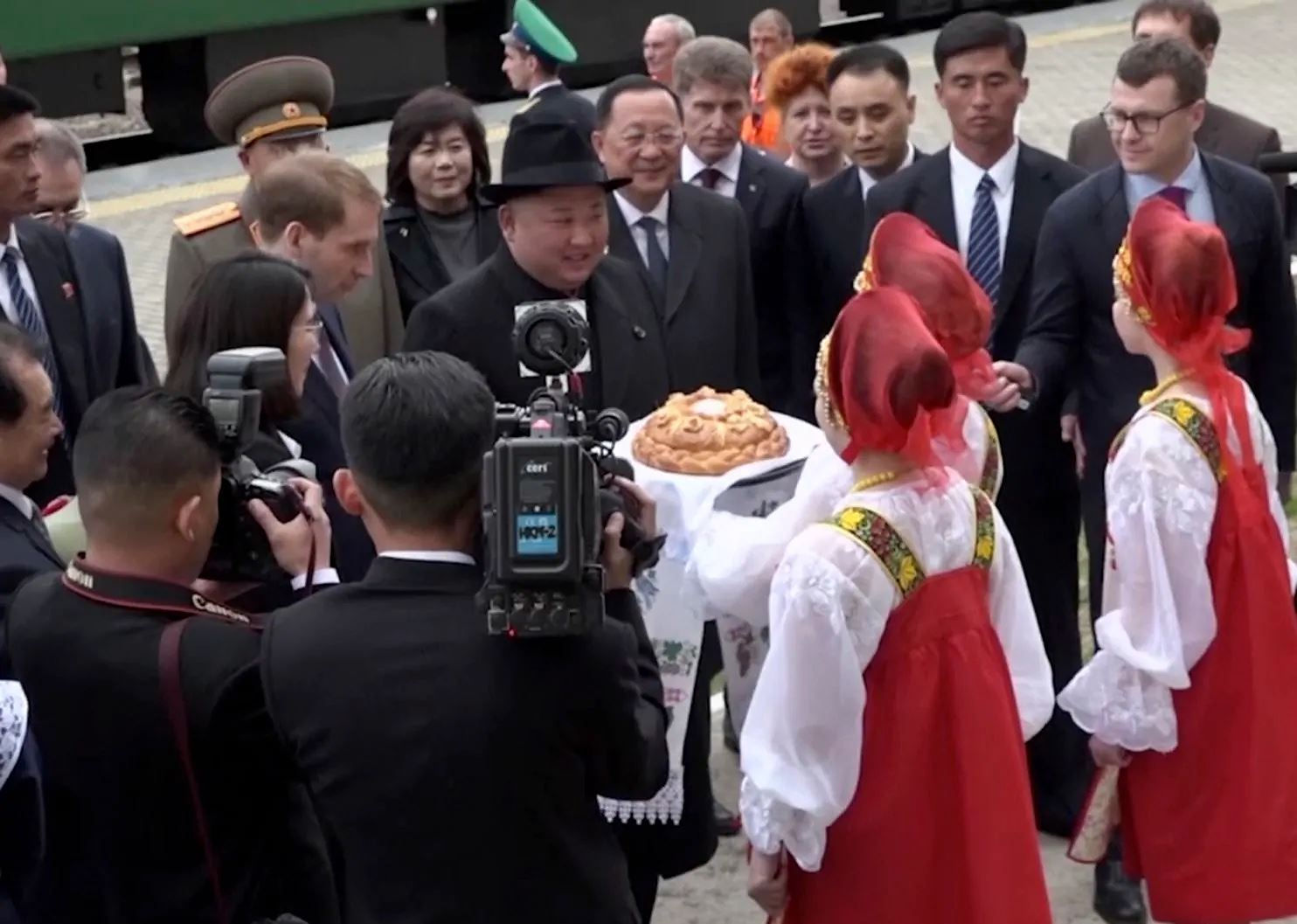 Tại Nga, ông Kim Jong Un đã được đón tiếp nồng nhiệt và được mời thưởng thức bánh mì và muối, một món ăn truyền thống người dân Nga thường dùng để chiêu đãi khách quý.