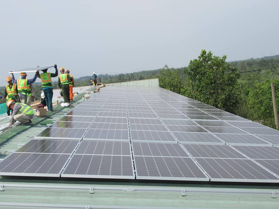 Công ty KingTek lắp điện mặt trời áp mái cho một doanh nghiệp.