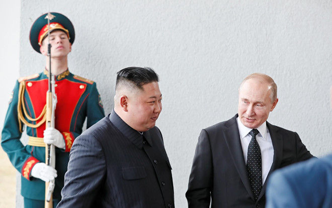 Tổng thống Putin đón ông Kim Jong Un trong cuộc gặp đầu tiên. Ảnh: Reuters.