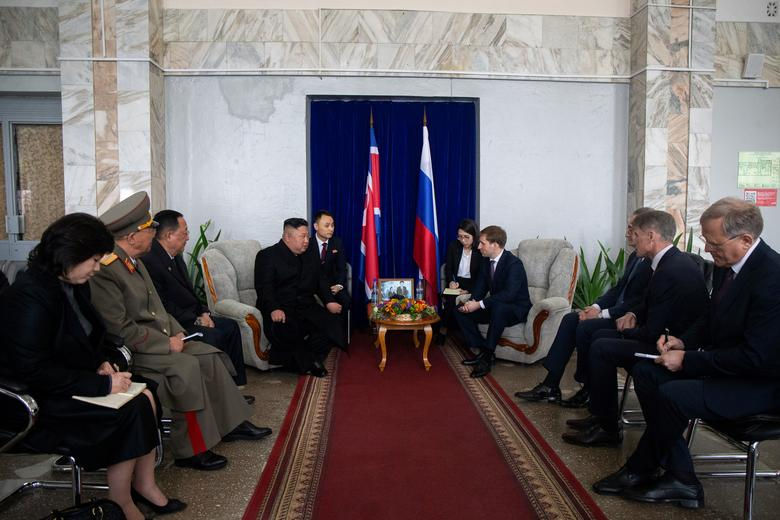   Ông Kim Jong-un gặp gỡ một số quan chức Nga, bao gồm Bộ trưởng phát triển khu vực Viễn Đông Alexander Kozlov và Thống đốc khu vực Primorsky Oleg Kozhemyako.  