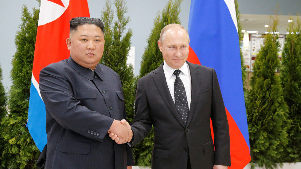 Tổng thống Putin bắt tay Chủ tịch Triều Tiên Kim Jong-un. Ảnh: RT.