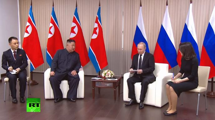 Hai nhà lãnh đạo Nga-Triều trong buổi gặp mặt báo chí tại trường Đại học Liên bang Viễn Đông. Nguồn: RT.