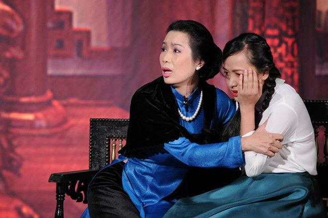 Trịnh Kim Chi diễn cùng học trò tại sân khấu của mình.