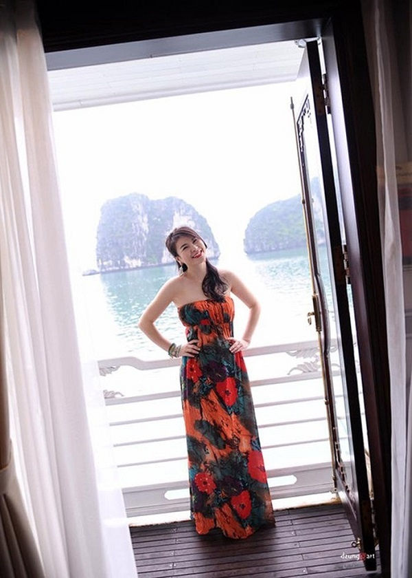 Nữ diễn viên bị ghét nhất màn ảnh Việt diện đầm maxi cúp ngực trong một chuyến du lịch Hạ Long.