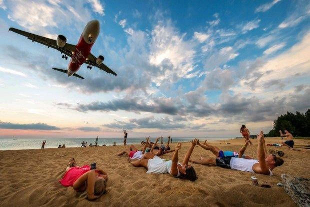Khách du lịch tại bãi biển Mai Khao rất thích thú với việc chụp hình khi thấy máy bay xuất hiện. (Ảnh: BangkokPost)