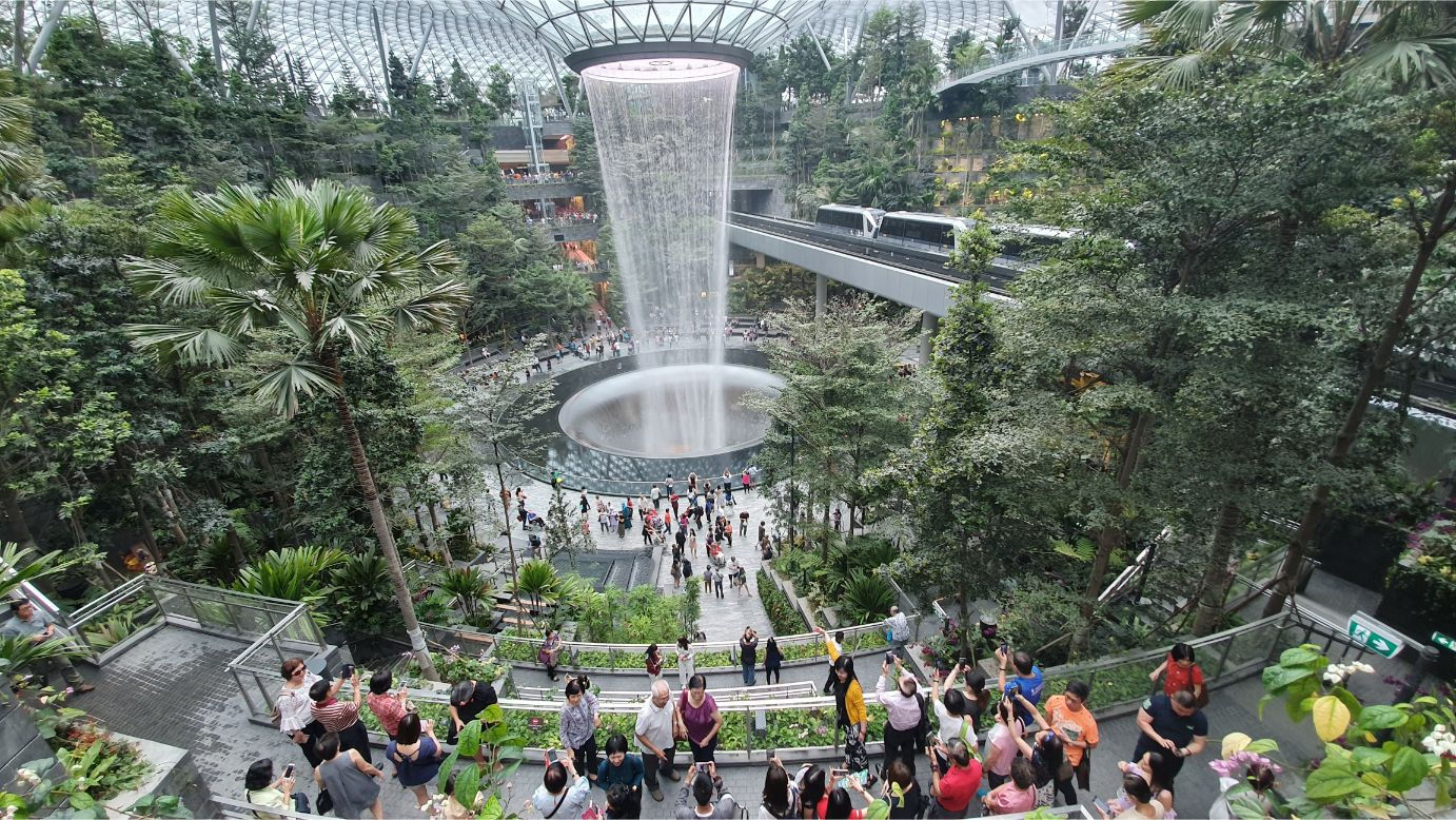 Đến Singapore, bạn không thể không khám phá kỳ quan “Jewel” gần 2 tỷ USD tại sân bay Changi
