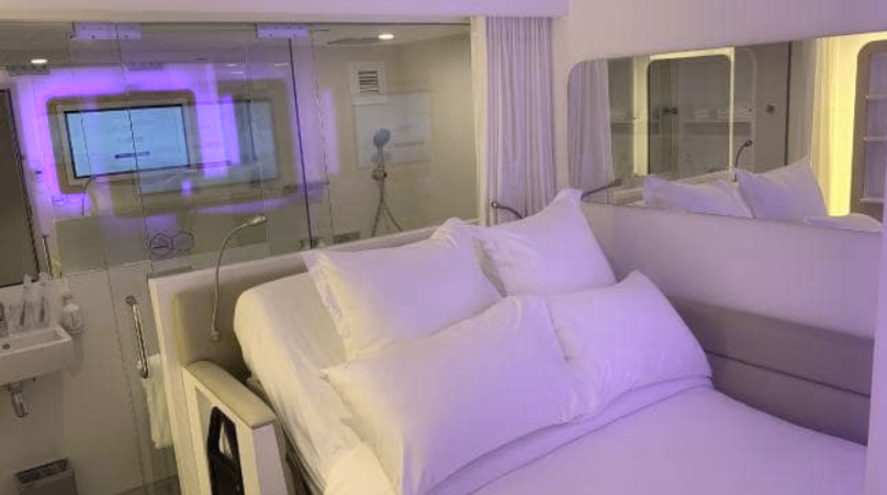   YOTELAIR là khách sạn tự động check-in có 130 phòng. Nếu hành khách cảm thấy mệt mỏi, họ có thể chọn nghỉ tại đây trong vài tiếng hoặc ở lại qua đêm. Tuy nhiên, mỗi phòng chỉ có kích thước 10m2, đủ chỗ cho 1 chiếc giường đôi, 1 bộ bàn ghế gấp và 1 phòng tắm. Nếu đi 2 người, bạn chỉ phải trả 80 USD cho 4 tiếng hoặc 160 USD/đêm.  