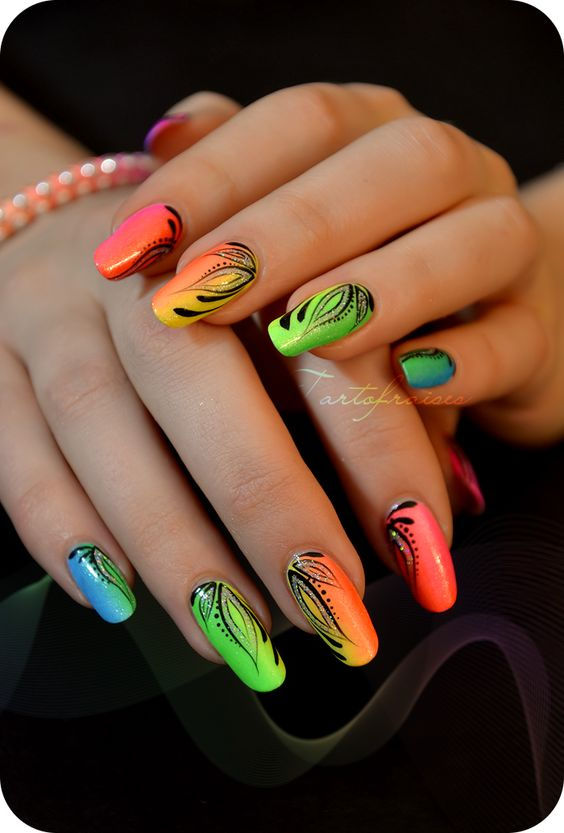 Những mẫu nail đa sắc màu khiến bạn gái ngất ngây