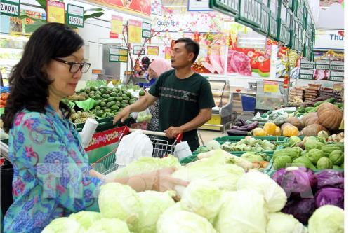  Người tiêu dùng lựa chọn mua rau, củ, quả tại siêu thị Coopmart.