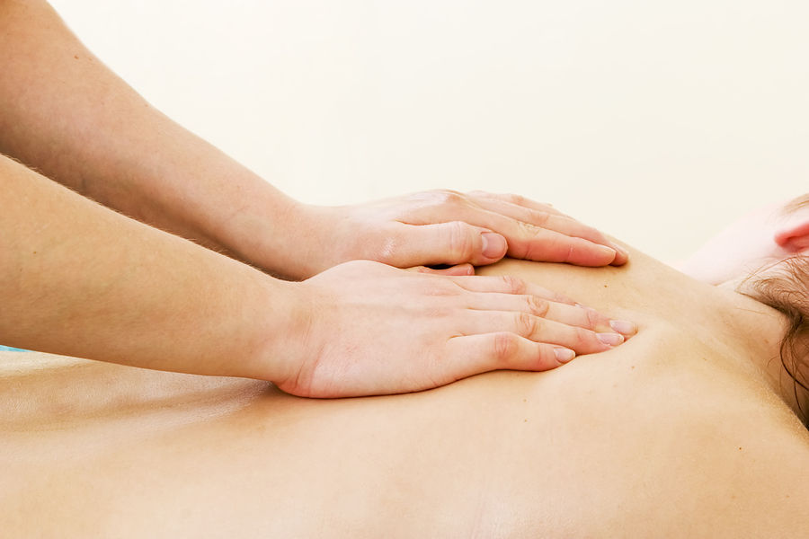 Người Trung Quốc có nhiều kỹ thuật massage và không ngừng phát triển chúng để chăm sóc sức khỏe, làm đẹp. Phương pháp này tăng cường lưu thông máu từ đó giúp cơ thể thư giãn, làn da được hồng hào, mịn màng.