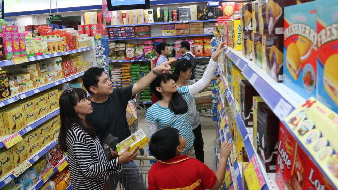 Hàng hóa ở các siêu thị lẫn chợ truyền thống dồi dào, phong phú để phục vụ nguời dân.