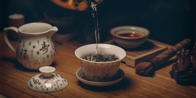 Một trong những bí quyết ngăn ngừa lão hóa và giữ dáng của phụ nữ Trung Quốc chính là trà, bao gồm trà trắng, trà xanh, trà ô long. Thức uống này không chỉ thơm ngon mà còn giàu chất chống oxy hóa, hữu ích cho việc làm đẹp.
