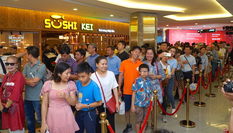 Người dân hào hứng xếp hàng mua vé tham quan khách sạn 5 sao trên cao đẳng cấp nhất và Đài quan sát cao nhất khu vực Đông Nam Á.