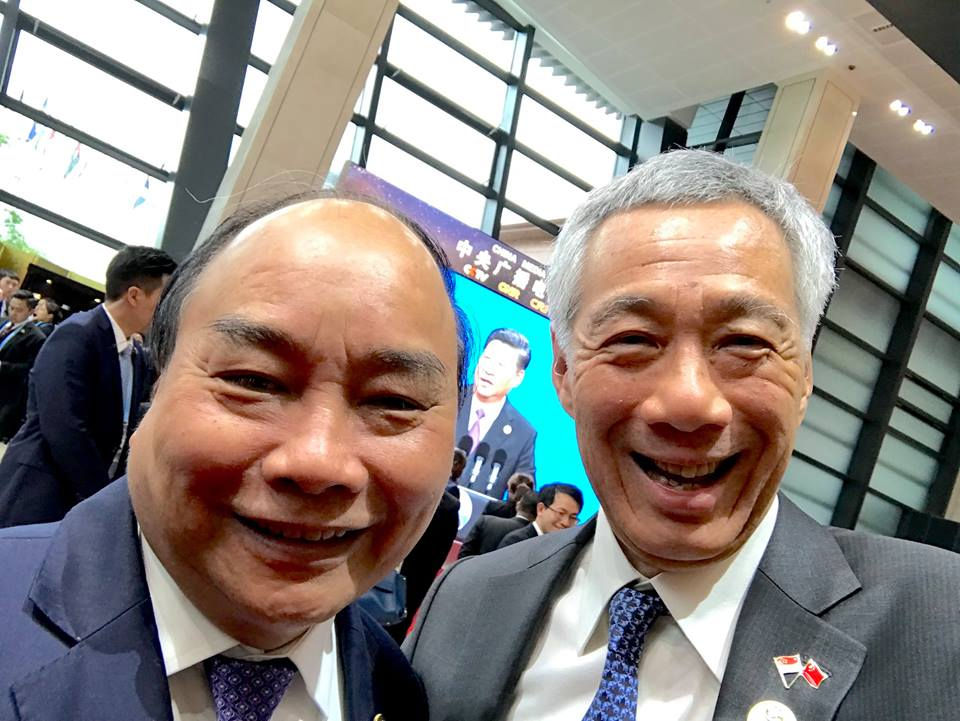   Thủ tướng Lý Hiển Long chụp ảnh cùng Thủ tướng Nguyễn Xuân Phúc. (Ảnh: Facebook Thủ tướng Singapore Lý Hiển Long).   
