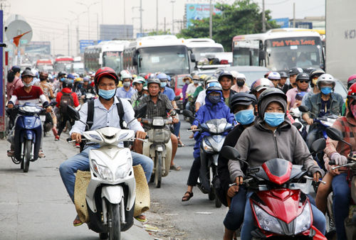 Người dân các tỉnh miền Tây quay lại TP HCM bằng xe máy trên quốc lộ 1. Ảnh: VnExpress  