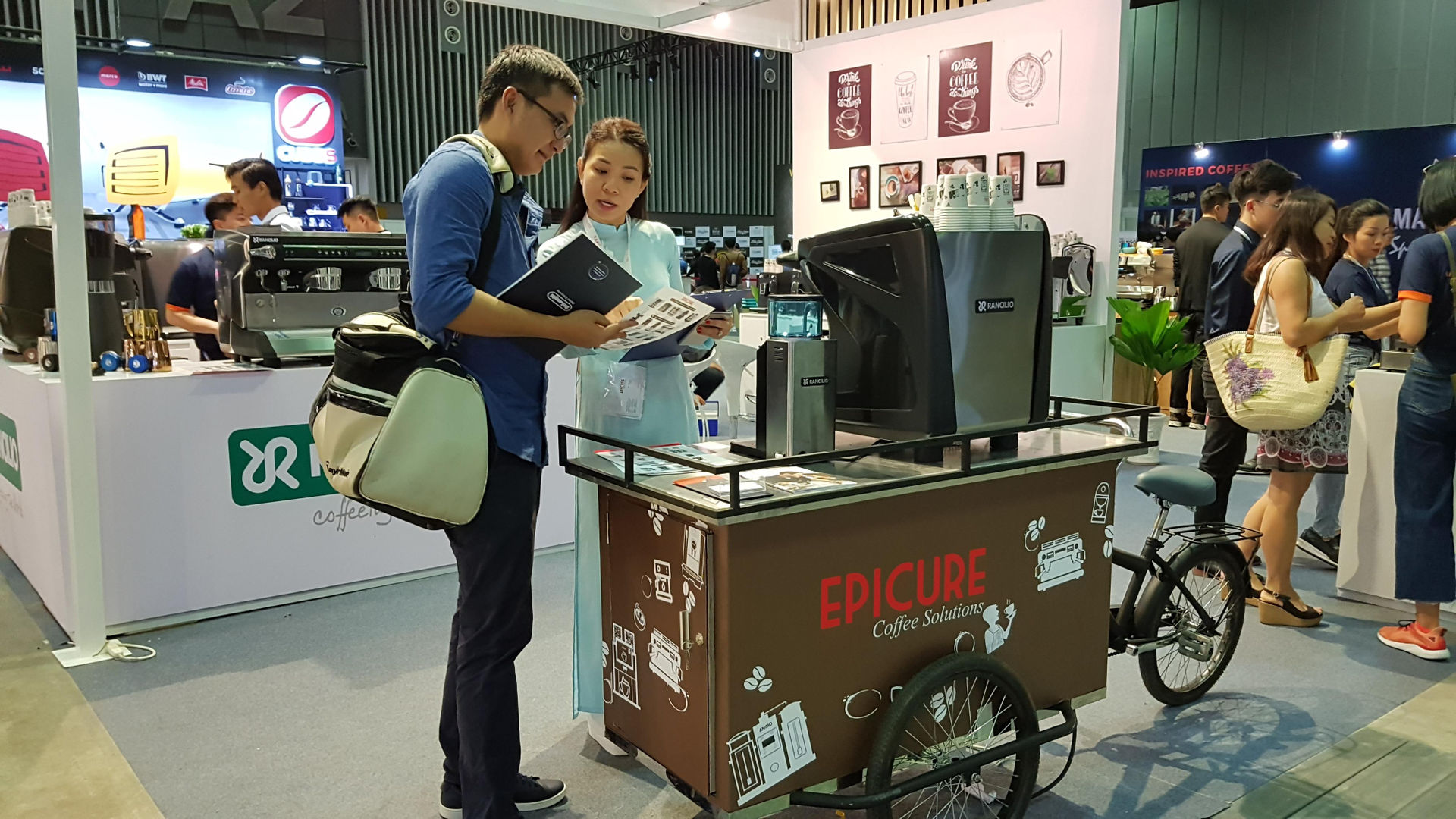 Triễn lãm các thiết bị và máy móc pha chế cà phê - Ảnh: Cẩm Viên