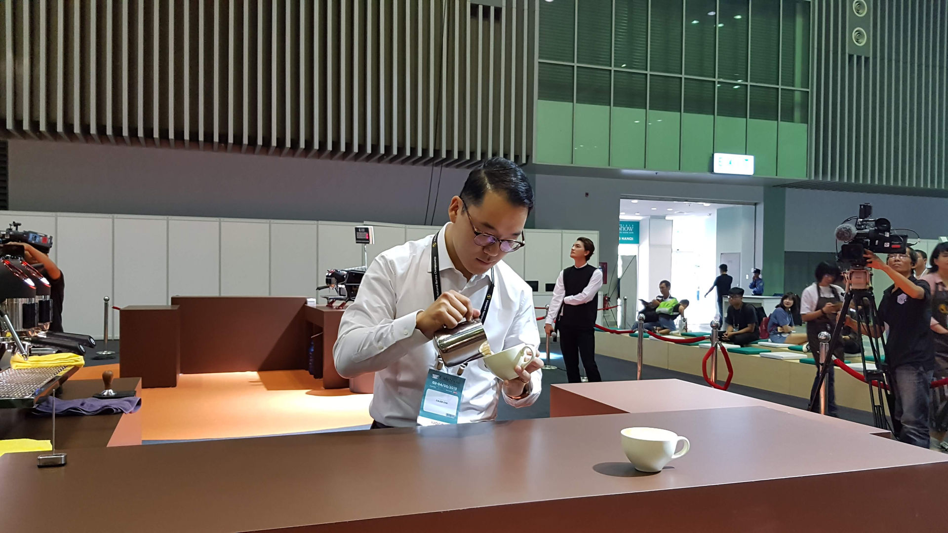 Quán quân World Latte Art Championship 2015 trổ tài pha cà phê- Ảnh: Cẩm Viên
