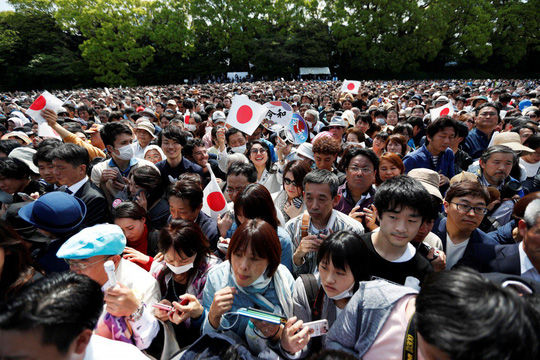    Hàng ngàn người dân Nhật Bản tập trung bên ngoài Cung điện Hoàng gia Nhật Bản để được nhìn thấy tân Nhật hoàng và Hoàng hậu. Ảnh: Reuters  