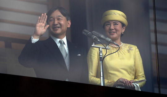  Tân Nhật hoàng và Hoàng hậu chào người dân hôm 4/5. Ảnh: Reuters