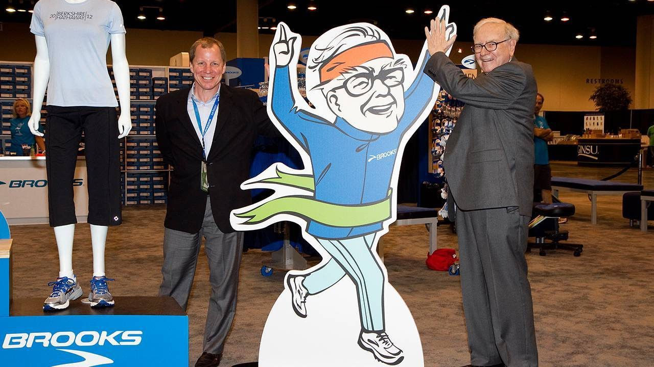   Warren Buffett và CEO Jim Weber của Brooks.   