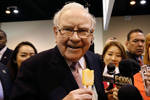  Warren Buffett trong một buổi đại hội cổ đông của công ty. Ảnh: WSJ