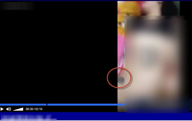 Cô gái trong clip sex có hình xăm lớn bên đùi phải.