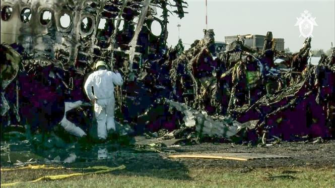 Lực lượng chức năng điều tra tại hiện máy bay Sukhoi Superjet 100 của Hãng hàng không Aeroflot bị phá hủy sau vụ cháy, tại sân bay Sheremetyevo ở ngoại ô Moskva, Nga ngày 6/5/2019. Ảnh: AFP/TTXVN