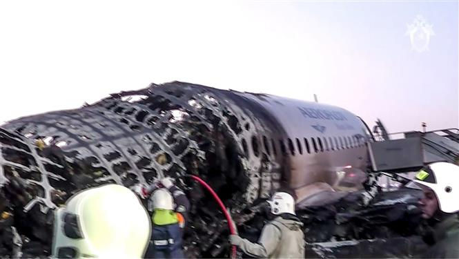 Lính cứu hỏa làm nhiệm vụ tại hiện trường máy bay Sukhoi Superjet 100 của Hãng hàng không Aeroflot bị cháy, tại sân bay Sheremetyevo ở ngoại ô Moskva, Nga ngày 6/5/2019. Ảnh: AFP/TTXVN