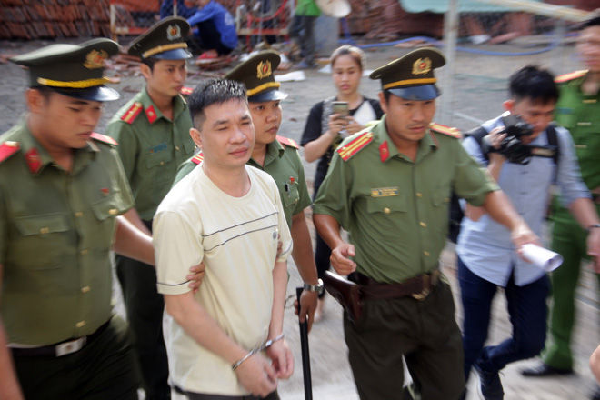   Ông trùm ma túy Văn Kính Duong được áp giải đến tòa.  