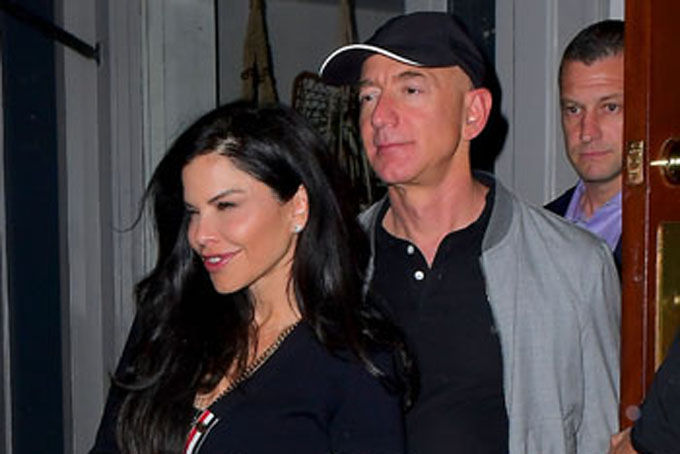  Jeff Bezos và Lauren Sanchez rời nhà hàng ở New York hôm 5/5. Ảnh: People.
