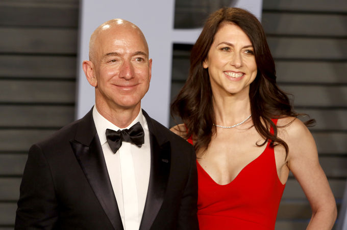  Jeff Bezos và vợ cũ MacKenzie thời còn mặn nồng. Ảnh: AP.  