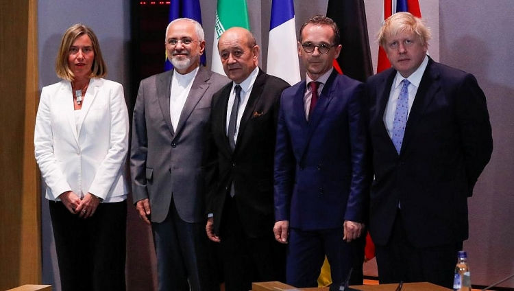 Ngoại trưởng Iran Mohammad Zarif (thứ nhì từ trái), lãnh đạo Ngoại giao châu Âu, bà Federica Mogherini và các đồng nhiệm Pháp, Đức, Anh tại Bruxelles